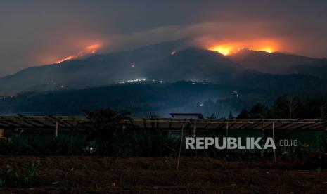 Api membakar lahan Gunung Merbabu terlihat dari Desa Batur, Kecamatan Getasan, Kabupaten Semarang, Jawa Tengah, Sabtu (28/10/2023). 