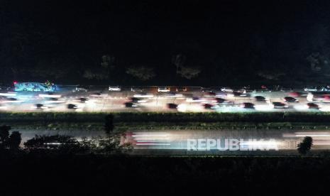 Foto udara sejumlah kendaraan melintas di ruas Jalan Tol Cikopo-Palimanan, Subang, Jawa Barat, Kamis (28/4/2022). Hari pertama penerapan one way ganjil genap dinilai efektif urai kepadatan arus mudik.