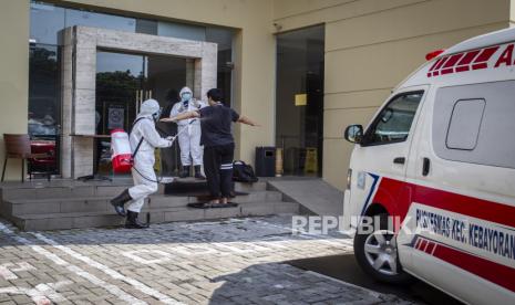 Petugas medis meyemprotkan cairan disinfektan kepada pasien COVID-19 berstatus Orang Tanpa Gejala (OTG) sebelum memasuki hotel di kawasan Mangga Besar, Jakarta, Senin (28/9/2020). Ketua Perhimpunan Hotel dan Restoran Indonesia (PHRI) DKI Jakarta, Krisnadi mengatakan sebanyak 4.116 kamar dari 30 hotel di Jakarta siap untuk menampung pasien COVID-19 dengan kategori OTG. 