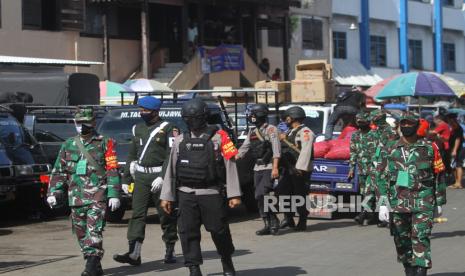 Aparat TNI-Polri dikerahkan untuk mendisiplinkan masyarakat di pusat keramaian di Kota Serang, Banten (ilustrasi).