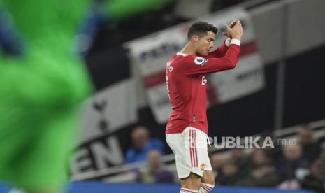  Pemain Manchester United Cristiano Ronaldo menyapa para pendukung saat ia digantikan oleh pemain Manchester United Marcus Rashford pada pertandingan sepak bola Liga Premier Inggris antara Tottenham Hotspur dan Manchester United di Stadion Tottenham Hotspur di London, Ahad (31/10). 