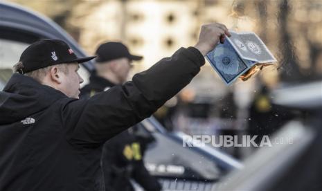 Apakah Pembakar Alquran Boleh Didoakan agar Dapat Hidayah?. Foto:  Rasmus Paludan, pemimpin partai anti-Islam sayap kanan Denmark Stram Kurs (Garis Keras), membakar mushaf Alquran di depan kedutaan Turki di Kopenhagen, Denmark, Jumat (27/1/2023).. Aksi itu ditanggapi dengan kemarahan dan protes di sekitar dunia sejak Paludan membakar kitab suci umat Islam di Stockholm seminggu sebelumnya.