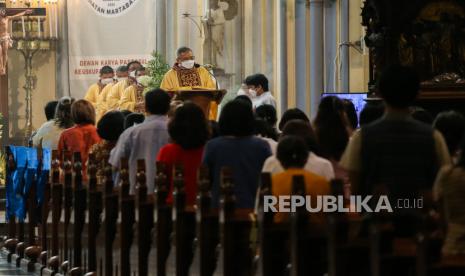 Pastor memimpin ibadah Paskah di Gereja Katedral, Jakarta, Ahad (17/4/2022). Perayaan Paskah 2022 mengambil tema semakin mengasihi, semakin peduli, semakin bersaksi. 