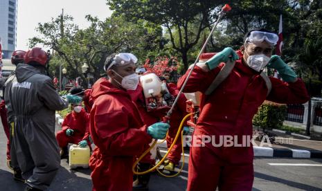 Sejumlah petugas melakukan penyemprot cairan disinfektan 