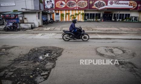 Sejumlah pengendara melintasi jalanan berlubang di Jalan Batu Ceper, Kecamatan Gambir, Jakarta Pusat, Rabu (4/1/2023). 