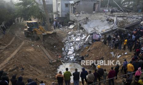 Palestina mencari korban selamat pasca serangan udara Israel di Deir al Balah, Jalur Gaza, Jumat, 9 Februari 2024.