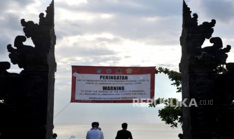 Spanduk penutupan kawasan sementara terpasang di kawasan wisata Pantai Jimbaran, Badung, Bali, Rabu (1/4/2020). Pemerintah Kabupaten Badung memperpanjang penghentian operasional sementara objek wisata di wilayahnya hingga 21 April 2020 mendatang sebagai salah satu upaya pencegahan penyebaran Covid-19 atau Virus Corona