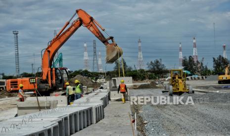 Pekerja mengoperasikan alat berat saat menyelesaikan proyek pembangunan sirkuit Formula E di kawasan Taman Impian Jaya Ancol, Jakarta Utara, Ahad (6/3/2022). Pembangunan sirkuit Formula E dengan panjang 2.400 meter yang terdiri dari 18 tikungan dan panjang trek lurus sekitar 527 meter tersebut saat ini sudah mencapai 52 persen dan ditargetkan rampung pada bulan April 2022 mendatang. Republika/Thoudy Badai