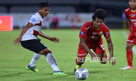 Pesepak bola Madura United Fachruddin Wahyudi Aryanto (kiri).