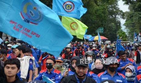 Ratusan buruh menggelar aksi memperingati Hari Buruh Sedunia di depan Gedung Sate, Jalan Diponegoro, Kota Bandung, Kamis (12/5). Dari sejumlah tuntutan, buruh mendesak pemberian sanksi tegas kepada pengusaha yang tidak melaksanakan UMK sesuai ketentuan dan hak-hak pekerja lainnya seperti Tunjangan Hari Raya (THR).