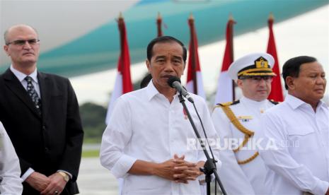 Presiden Joko Widodo (tengah) berpidato di saat Badan Nasional Penanggulangan Bencana (BNPB) bersiap mengirimkan bantuan untuk korban gempa di Turki, di Bandara Militer Halim Perdana Kusuma di Jakarta.  Menteri Luar Negeri (Menlu) Retno Marsudi mengatakan, pemerintah akan memulangkan 85 WNI yang terdampak gempa bumi di Turki. Para WNI terdampak gempa tersebut menginginkan untuk kembali ke Indonesia.