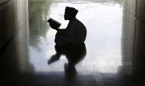 Allah SWT memberikan kabar gembira berupa pahala jika tinggalkan dosa besar. Ilustrasi taubat dari dosa besar