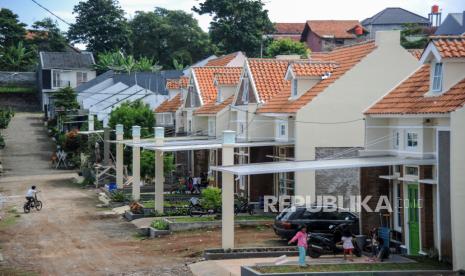 Sejumlah anak bermain di sebuah komplek perumahan di Cinunuk, Kabupaten Bandung, Jawa Barat, Selasa (23/6/2020). ANTARA FOTO/Raisan Al Farisi/foc.