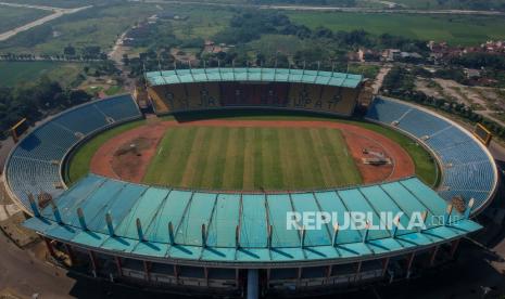 Foto udara Stadion Si Jalak Harupat di Soreang, Kabupaten Bandung, Jawa Barat, Senin (29/6/2020). PSSI telah menetapkan enam stadion termasuk Stadion Si Jalak Harupat sebagai tempat penyelenggaran Piala Dunia U-20 2021 di Indonesia yang akan segera di revitalisasi sesuai dengan standar FIFA oleh Kementerian PUPR. ANTARA FOTO/Raisan Al Farisi/wsj.