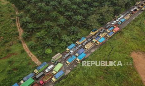 Foto udara antrean kendaraan yang didominasi truk bermuatan batu bara saat terjebak kemacetan di Jalan Lintas Sarolangun-Muara Tembesi, Batanghari, Jambi, Rabu (1/3/2023). Ribuan kendaraan terjebak macet parah hingga 20 jam karena truk bermuatan batu bara masih diizinkan melewati jalan nasional setempat. ANTARA FOTO/Wahdi Septiawan/aww.