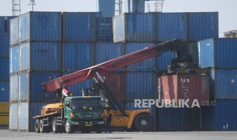 Suasana bongkar muat di Pelabuhan Tanjung Priok, Jakarta. Badan Pusat Statistik (BPS) menyatakan, nilai impor pada September 2022 sebesar 19,81 miliar dolar AS. Angka itu turun 10,58 persen dibandingkan bulan sebelumnya yang sebesar 22,15 miliar dolar AS.