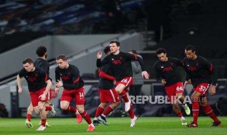  Para pemain Liverpool beraksi saat pemanasan menjelang pertandingan sepak bola Liga Primer Inggris antara Tottenham Hotspur dan Liverpool FC di London, Inggris, 28 Januari 2021.