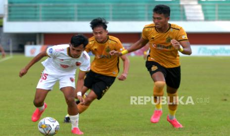 Penyerang PSM Makassar, Ricky Pratama melepaskan diri dari dua bek Bhayangkara FC pada pertandingan lanjutan BRI Liga 1 di Stadion Maguwoharjo, Sleman, Yogyakarta, Senin (12/12/2022). Pada pertandingan ini PSM Makassar harus berbagi poin dengan Bhayangkara FC usai bermain imbang dengan skor 0-0.