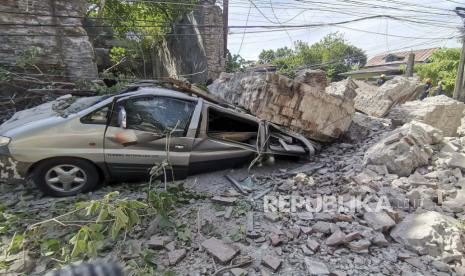  Dalam foto ini disediakan oleh Biro Perlindungan Kebakaran, sebuah kendaraan rusak setelah tembok runtuh menyusul gempa kuat yang melanda Vigan, provinsi Ilocos Sur, Filipina pada Rabu 27 Juli 2022. Gempa kuat mengguncang Filipina utara pada Rabu, menyebabkan beberapa kerusakan dan mendorong orang untuk melarikan diri dari bangunan di ibukota.