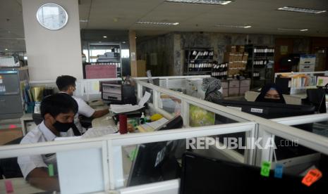 Sejumlah Aparatur Negeri Sipir Negara bekerja dalam kantor di ruangan tertutup.