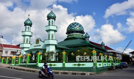 Pengendara sepeda motor melintasi Masjid Jami Ambon di Kota Ambon, Provinsi Maluku, Selasa (1/6/2021). Masjid Jami Ambon yang berdiri sejak 1860 menjadi salah satu tempat wisata religi untuk berkunjung wisatawan di Kota Ambon karena arsitekturnya dan nilai sejarahnya.  Safari Ramadhan di Ambon Digelar di Enam Lokasi