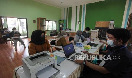 Orang tua murid mendengar penjelasan dari petugas yang menerangkan informasi pengajuan akun untuk mengikuti proses Penerimaan Peserta Didik Baru (PPDB) Tahun Pelajaran 2021/2022 secara daring di SMA Negeri 34, Jakarta, Selasa  (8/6/2021). Pemprov DKI Jakarta membuka Penerimaan Peserta Didik Baru 2021-2022 secara daring melalui link https//ppdb.jakarta.go.id. 