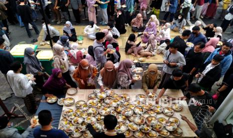 Warga mengambil piring makanan untuk berbuka puasa bersama di Masjid Jogokariyan, Yogyakarta, Kamis (23/3/2023). Sebanyak tiga ribu piring makanan disediakan oleh Masjid Jogokariyan untuk masyarakat yang ingin berbuka puasa bersama. Agenda rutin setiap Ramadhan ini selalu menjadi tujuan warga untuk berbuka puasa bersama. Selain buka bersama, di sekitar Masjid Jogokariyan juga ada pasar takjil.