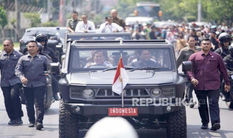 Menteri Pertahanan (Menhan) Prabowo Subianto dan Menteri Badan Usaha Milik Negara (BUMN) Erick Thohir menemani kunjungan Presiden Jokowi ke pabrik PT Pindad, Turen, Kabupaten Malang, Jawa Timur, Senin (24/7/2023).