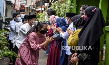 Warga melakukan halal bihalal Idul Fitri 1442 H secara tatap muka di Gang Karya Laksana, Tamansari, Kota Bandung, Kamis (13/5). Ilustrasi. Hukum Silaturahim Saat Idul Fitri