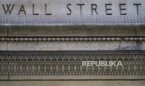 Pemandangan  tentang tanda Wall Street di dekat Bursa Efek New York di New York, New York, AS, 15 Juni 2020. Investor terus mencoba dan memprediksi dampak ekonomi global dari pandemi coronavirus yang sedang berlangsung.