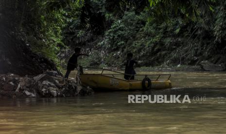 Anak-anak bermain di dekat sampah yang tersangkut pada bantaran Sungai Ciliwung di Depok, Jawa Bara (ilustrasi)