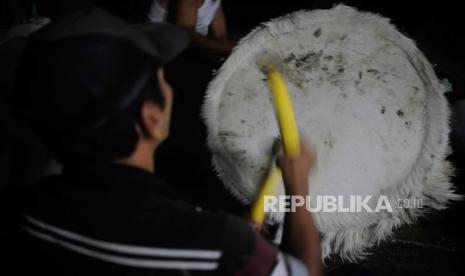 Sejumlah warga menabuh bedug saat malam takbiran, (ilustrasi)