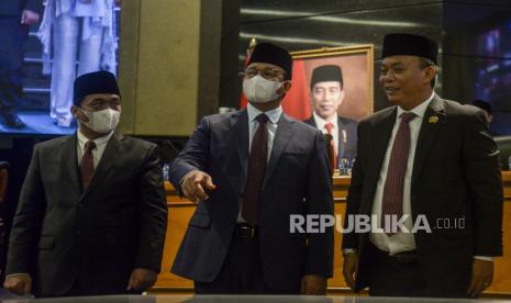 Gubernur DKI Jakarta Anies Baswedan (tengah) bersama Wakil Gubernur DKI Jakarta Ahmad Riza Patria (kiri) dan Ketua DPRD DKI Jakarta Prasetyo Edi Marsudi berbincang usai penandatanganan surat pemberhentian pada sidang paripurna di Gedung DPRD DKI Jakarta, Selasa (13/9/2022). DPRD DKI Jakarta menggelar rapat paripurna pengumuman masa akhir kepemimpinan Gubernur DKI Jakarta Anies Baswedan dan Wakil Gubernur DKI Jakarta Ahmad Riza Patria 30 hari sebelum masa tugas berakhir. 