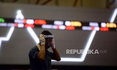 Petugas kebersihan beraktivitas di dekat layar pergerakan Indeks Harga Saham Gabungan (IHSG) di Bursa Efek Indonesia (BEI), Jakarta, Kamis (10/9). Kementerian Pariwisata dan Ekonomi Kreatif mengajak pelaku usaha pariwisata dan ekonomi kreatif  untuk masuk ke pasar modal melalui skema initial public offering (IPO).