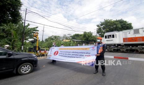 Petugas PT KAI membentangkan spanduk sosialisasi keselamatan di perlintasan (ilustrasi). Menjelang masa angkutan Natal dan Tahun Baru 2020, PT KAI Daop 5 Purwokerto, kembali meningkatkan kampanye keselamatan di perlintasan.