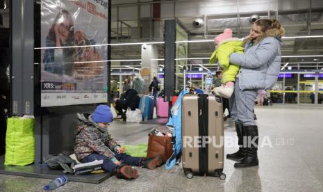 Pengungsi Ukraina beristirahat di stasiun kereta Warszawa Wschodnia (Warsawa Timur) di Warsawa, Polandia, 03 Maret 2022. 