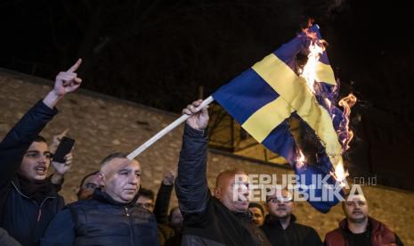 Pengunjuk rasa membakar bendera Swedia di depan Konsulat Jenderal Swedia selama protes di Istanbul, Turki, 21 Januari 2023. Politikus sayap kanan Swedia-Denmark Rasmus Paludan diizinkan mengadakan demonstrasi dan membakar salinan Alquran di depan gedung Kedutaan Besar Turki di Stockholm pada 21 Januari 2023. Pembakaran Alquran di Swedia, Gereja Armenia: Dunia tidak Butuh Lebih Banyak Masalah