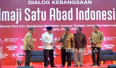 Menkopolhukam Mahfud MD (tengah), Ketua Umum PBNU Yahya Cholil Staquf (kedua dari kiri), Rektor Universitas Islam Indonesia Fathul Wahid (kiri), Rektor UIN Sunan Kalijaga Musa Asyarie (kedua kanan), dan moderator Pemred Republika Irfan Djunaidi sebelum dialog kebangsaan di Auditorium Abdulkahar Mudzakkir Universitas Islam Indonesia, Yogyakarta, Selasa (26/7/2022). Dalam dialog kebangsaan ini membahas tema imaji satu abad Indonesia. Membicarakan bagaimana proyeksi Indonesia dalam satu abad mendatang dengan tantangan dan keuntungan yang dimiliki.