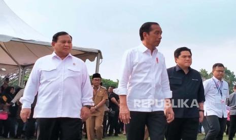 Presiden RI Joko Widodo bersama Menteri BUMN, Erick Thohir dan Menteri Pertahanan (Menhan) RI, Prabowo Subianto melakukan kunjungan ke Pasar UMKM, Lapangan Rampal, Kota Malang, Senin (24/7/2023). 