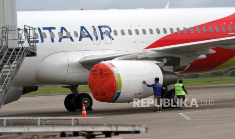 Petugas memeriksa kondisi pesawat yang mesinnya ditutup di Bandara Internasional Minangkabau (BIM), Padang Pariaman, Sumatera Barat, Jumat (19/1/2024). PT Angkasa Pura II BIM menyatakan dari 22 Desember 2023 hingga 19 Januari 2024 sudah tiga kali melakukan penutupan sementara aktivitas penerbangan di bandara tersebut akibat terdampak abu vulkanik erupsi Gunung Marapi. 