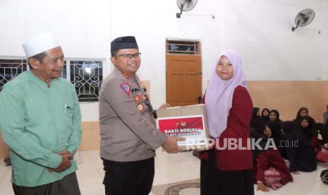 Kepala Polres (Kapolres) Indramayu AKBP M Fahri Siregar bersilaturahim dan menyalurkan bantuan di Pondok Pesantren (Ponpes) I’anatul Mubtadiin, Rabu (8/11/2023).