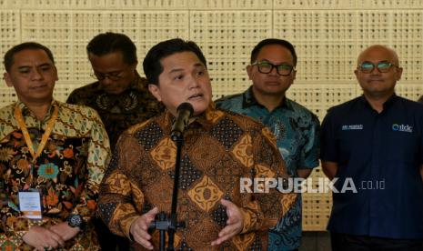 Menteri Koordinator Bidang Kemaritiman dan Investasi (Menko Marves) Ad Interim Erick Thohir (tengah).