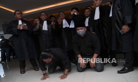 Terdakwa unlawful killing anggota Laskar FPI Briptu Fikri Ramadhan (kiri) dan Ipda M Yusmin Ohorella (kanan) melakukan sujud syukur seusai divonis bebas sidang putusan yang digelar secara virtual di Jakarta, Jumat (18/3/2022).