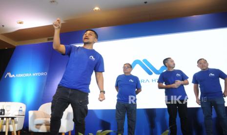 Direktur Utama PT Arkora Hydro Tbk Aldo Artoko (kiri) . Perusahaan bidang pembangkit tenaga listrik melalui sumber energi baru dan terbarukan yang berasal dari aliran air, PT Arkora Hydro Tbk meraup laba bersih Rp 28,4 miliar pada kuartal I 2022. Adapun realisasi ini meningkat 58 persen dibandingkan periode yang sama tahun sebelumnya.