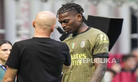 Penyerang AC Milan Rafael Leao meninggalkan lapangan setelah cedera saat pertandingan sepak bola Serie A Liga Italia antara AC Milan dan Lazio, di Stadion San Siro di Milan, Italia, Sabtu (6/5/2023). Pioli tak bisa memastikan apakah Rafael Leao dapat ambil bagian di lapangan dalam derbi Milan pada leg pertama babak semifinal Liga Champions di Stadion San Siro, Kamis (11/5/2023) dini hari WIB.