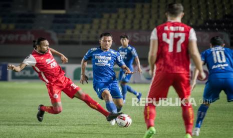 Pemain Persib Bandung Dedi Kusnandar (kedua kiri) berusaha melewati hadangan pemain Persija Jakarta Rohit Chant (kiri) pada pertandingan leg dua Final Piala Menpora di Stadion Manahan, Solo, Jawa Tengah, Minggu (25/4/2021). 