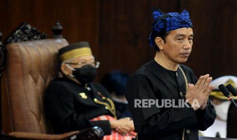 Presiden Joko Widodo mengucapkan salam usai memberikan pidato dalam rangka penyampaian laporan kinerja lembaga-lembaga negara dan pidato dalam rangka HUT ke 76 Kemerdekaan RI pada sidang tahunan MPR dan Sidang bersama DPR-DPD di Komplek, Parlemen, Senayan, Jakarta, Senin (16/8).Prayogi/Republika.