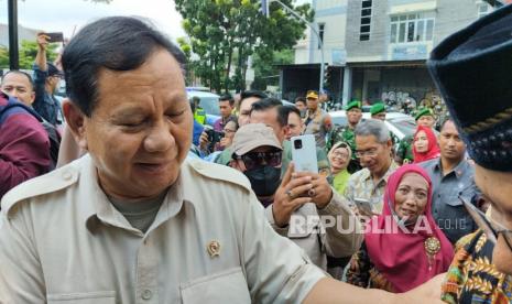 Prabowo berkunjung ke Koramil Serengan Kodim 0735 disambut warga dan siswa SMA, Solo, Selasa (24/1/2023).