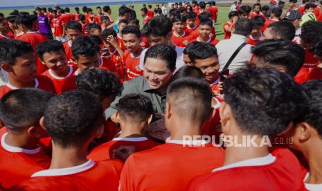 Ketua PSSI Erick Thohir meninjau seleksi pemain Timnas U17 di Bali, Ahad (16/7/2023). Seleksi ini diselenggarakan selama dua hari dengan antusiasme yang besar dari 947 peserta yang berlangsung di Bali United Training Center.