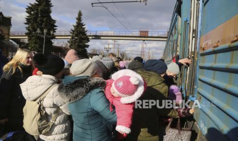 Warga setempat mengantre untuk naik kereta api di stasiun kereta api untuk dievakuasi ke Rusia, di Debaltseve, wilayah yang dikuasai oleh militan pro-Rusia, Ukraina timur, Sabtu, 19 Februari 2022.